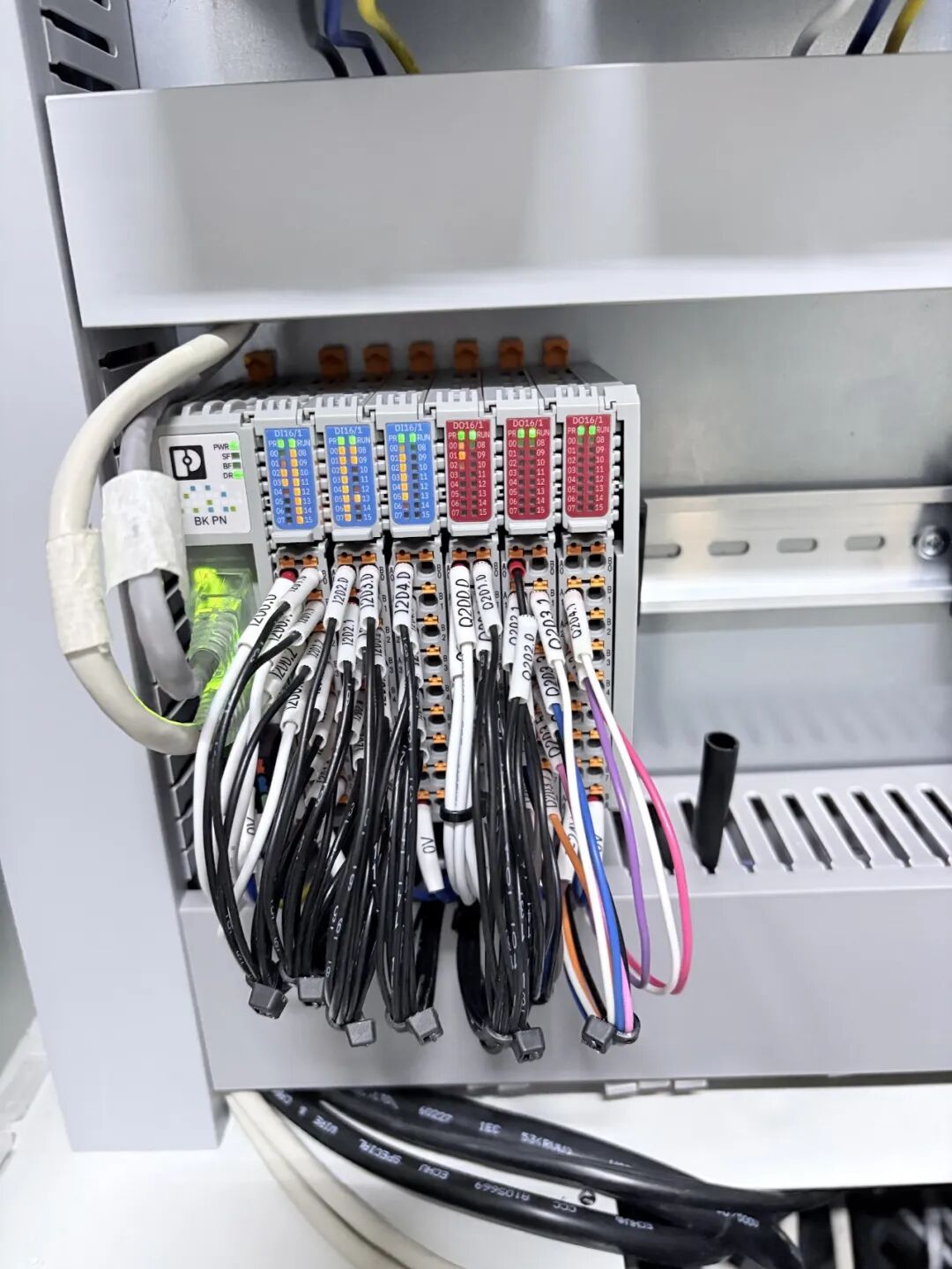 SR Series Remote I/O – Engineered for Logistics. Built for Continuity.